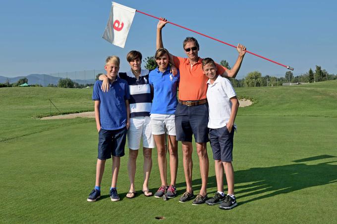 Družina babnik - starša sta ljubezen do golfa prenesla na hčerko in sinova. | Foto: Gorazd Kogoj/GZS, STA