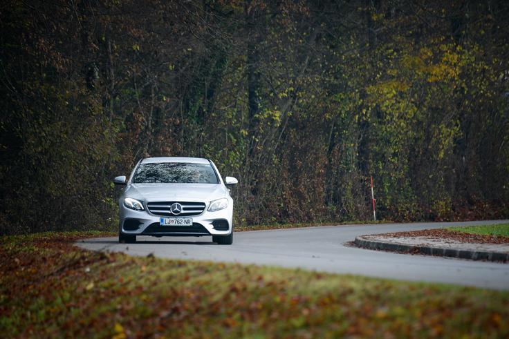 Celostno vzoren paket odlično dopolnjuje pogonski sklop – kombinacija Mercedesovega devetstopenjskega samodejnega menjalnika in povsem novega dvolitrskega dizla z dolgočasno uradno oznako OM 654. | Foto: Ciril Komotar