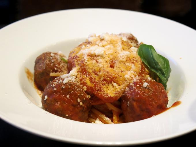 Špageti z mesnimi kroglicami, ena od tipičnih ameriško-italijanskih jedi v restavraciji Orsone | Foto: Nina Vogrin