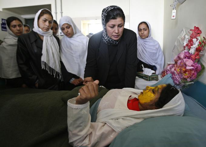 Talibani so tudi v letih, ko so bili v državi ameriški in drugi zavezniški vojaki, pogosto napadali ženske. Zlasti so bile tarče napadov ženske, ki so hodile v šole. Novembra 2008 so s kislino napadli več deklet, ki so bile na poti v dekliško šolo. Ena od njih je bila 17-letna Šamsija, ki je dobila opekline po obrazu in se je zdravila v kabulski bolnišnici (na fotografiji). Talibani so dekliške šole napadali tudi s plinom. Zelo je odmeval tudi primer 27-letne Farhunde, ki jo je marca 2015 v Kabulu sredi belega dne napadla skupina moških, jo najprej pretepla s palicami, nato pa še zažgala. | Foto: Reuters