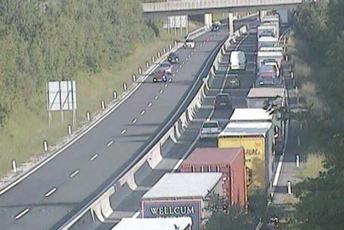 Pred predorom Karavanke nastal večkilometrski zastoj #video