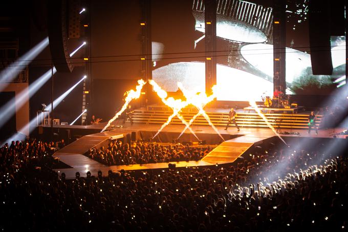 Koncert je bil opremljen s pirotehniko in ognjem. | Foto: Gaja Hanuna