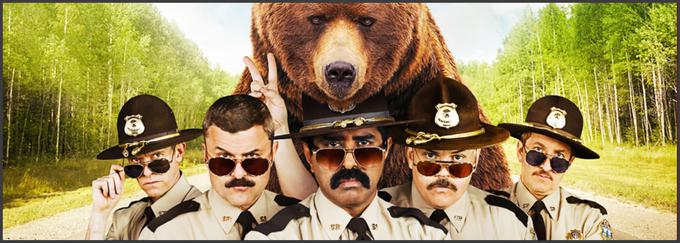 Priljubljena skupina večinoma brkatih policistov iz Vermonta se vrača v nadaljevanju kultne komedije iz leta 2001. Zaradi mednarodnega spora med ZDA in Kanado jim oblasti naročijo, da na območju vzpostavijo novo avtocestno patruljo. Seveda sledi kopica nerodnosti in vse prej kot običajno policijsko delo. • V sredo, 30. 10., ob 14.25 na HBO.* │ Tudi na HBO OD/GO.

 | Foto: 