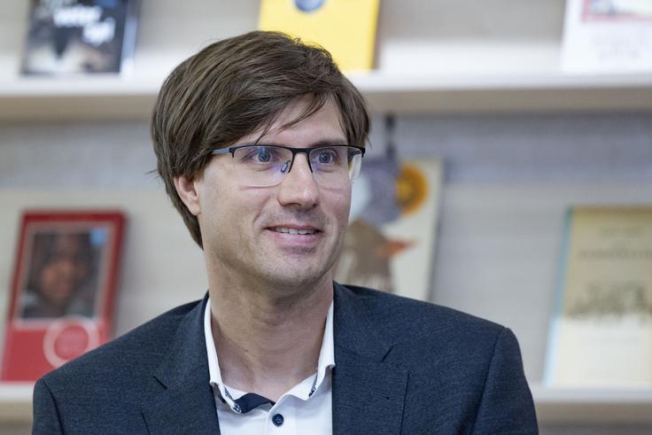 "Knjige širijo naša obzorja, spodbujajo domišljijo in empatijo ter bogatijo naš besedni zaklad. Z odprtim umom in radovednostjo lahko ob prebiranju knjig presežemo meje znanega in odkrivamo nove svetove," je na dogodku povedal direktor Korporativnega komuniciranja na Telekomu Slovenije Rok Zagruševcem. | Foto: Ana Kovač