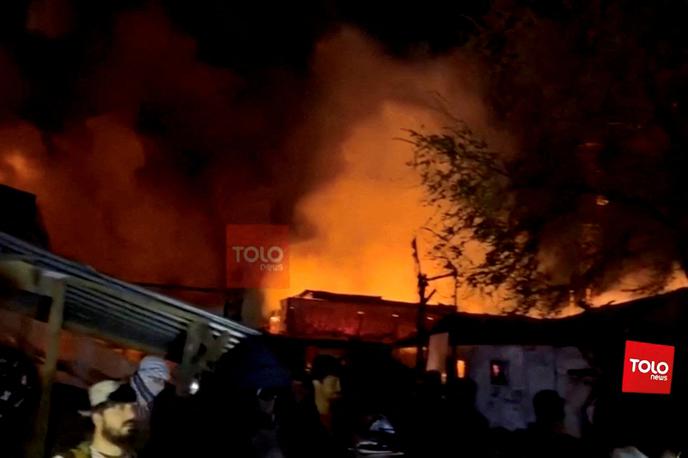 Kabul, Afganistan napad bolnišnica | Lokalne televizijske postaje so prikazale posnetke, na katerih je videti gasilce, ki poskušajo pogasiti požar med ruševinami stavbe. | Foto Reuters