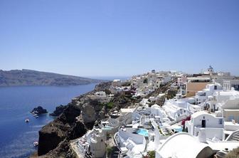 Santorini, vulkanski otoček v barvah grške zastave