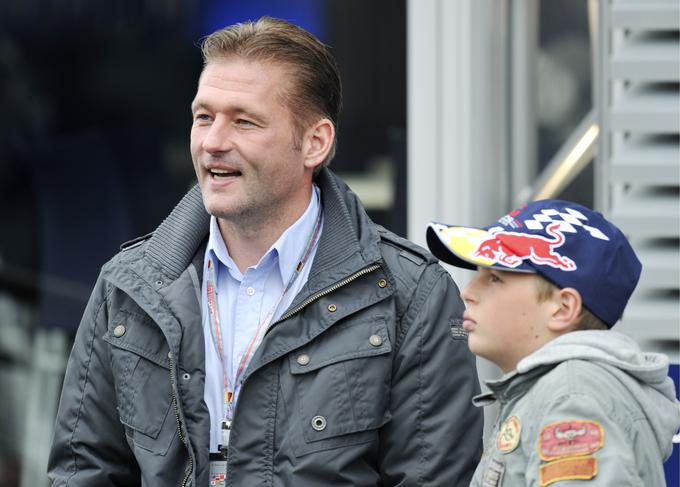 Oče in sin Verstappen leta 2009 med obiskom dirke F1 na Nurburgringu v Nemčiji. | Foto: Reuters