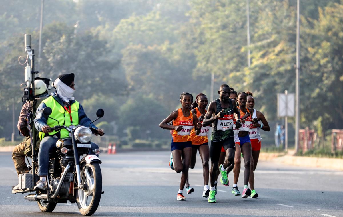 polmaraton New Delhi | Na polmaratonu v New Delhiju je skoraj padel rekord. Etiopijka Yalenzerf Yehualaw je postavila drugi čas v zgodovini (1:04;46). | Foto Reuters