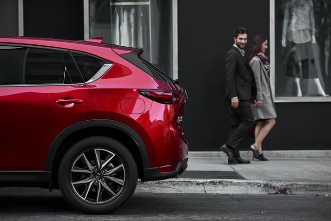 Oblikovalski poudarek Mazde še naprej stavi na dinamičnost, a tudi pravi robusten videz modernega SUV. | Foto: Mazda