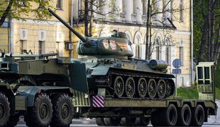 Na Putinovi paradi le en tank #video