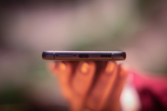 Spodnja stran pametnega telefona Samsung Galaxy S21 FE 5G | Foto: Gaja Hanuna