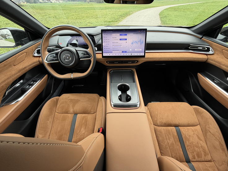 Premijska notranjost nove električne mazde 6e. Njihovi trgovci poročajo, da kitajske znamke še niso njihov neposredni tekmec. | Foto: Gregor Pavšič