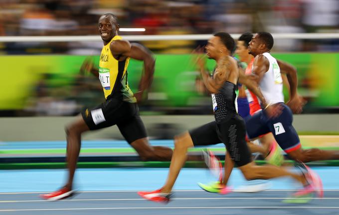 Za Usaina Bolta je vse, kar je povezano s šprinterskim tekom, mala malica. Takole nasmejano se je na hitro ozrl proti tribunam med polfinalnim tekom na 100 metrov. To je ena najbolj viralnih fotografij z letošnjih olimpijskih iger. (Avgust 2016) | Foto: Reuters