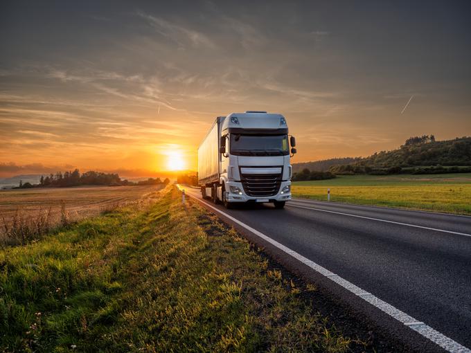 tovornjak, sončni zahod, cesta | Foto: Shutterstock