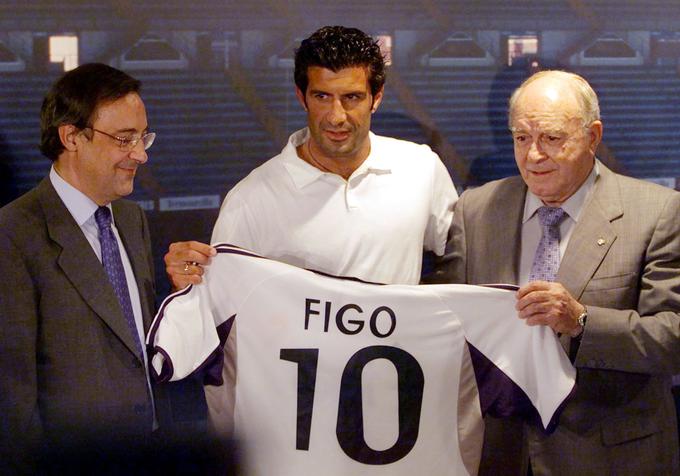 Julija 2000 je presenetil javnost z odločitvijo, da bo nadaljeval kariero pri madridskem Realu. To je bil takrat največji prestop v zgodovini nogometa, Portugalec se je podpisal pod nov svetovni rekord. Florentino Perez (levo) je tako uresničil obljubo, ki jo je podal navijačem Reala, Figa je z veseljem pozdravil tudi legendarni nogometaš Reala Alfredo di Stefano. | Foto: Reuters