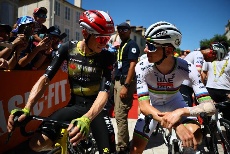 Dobro razpoložena Jonas Vingegaard in Tadej Pogačar na startu 12. etape. | Foto: Reuters