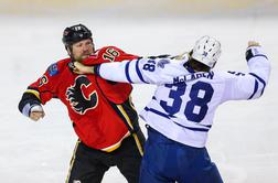 Hokejski pretepač brutalno nokavtiran na tekmi lige AHL (video)