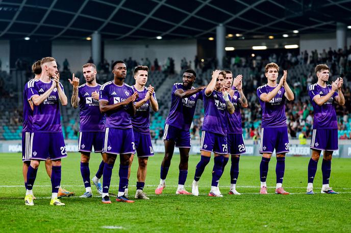 Olimpija Maribor | Nogometaši Maribora so se po koncu večnega derbija zahvalili navijačem za glasno podporo v Stožicah. | Foto Aleš Fevžer