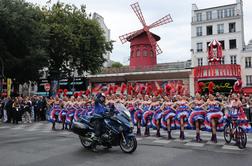 V živo: kolesarje spet moči dež, bliža pa se drugi naskok na Montmartre