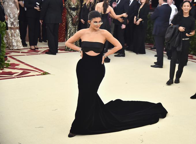Kylie to, da jo je Forbes vrgel z lestvice milijarderjev, ni kaj dosti prizadelo. | Foto: Getty Images