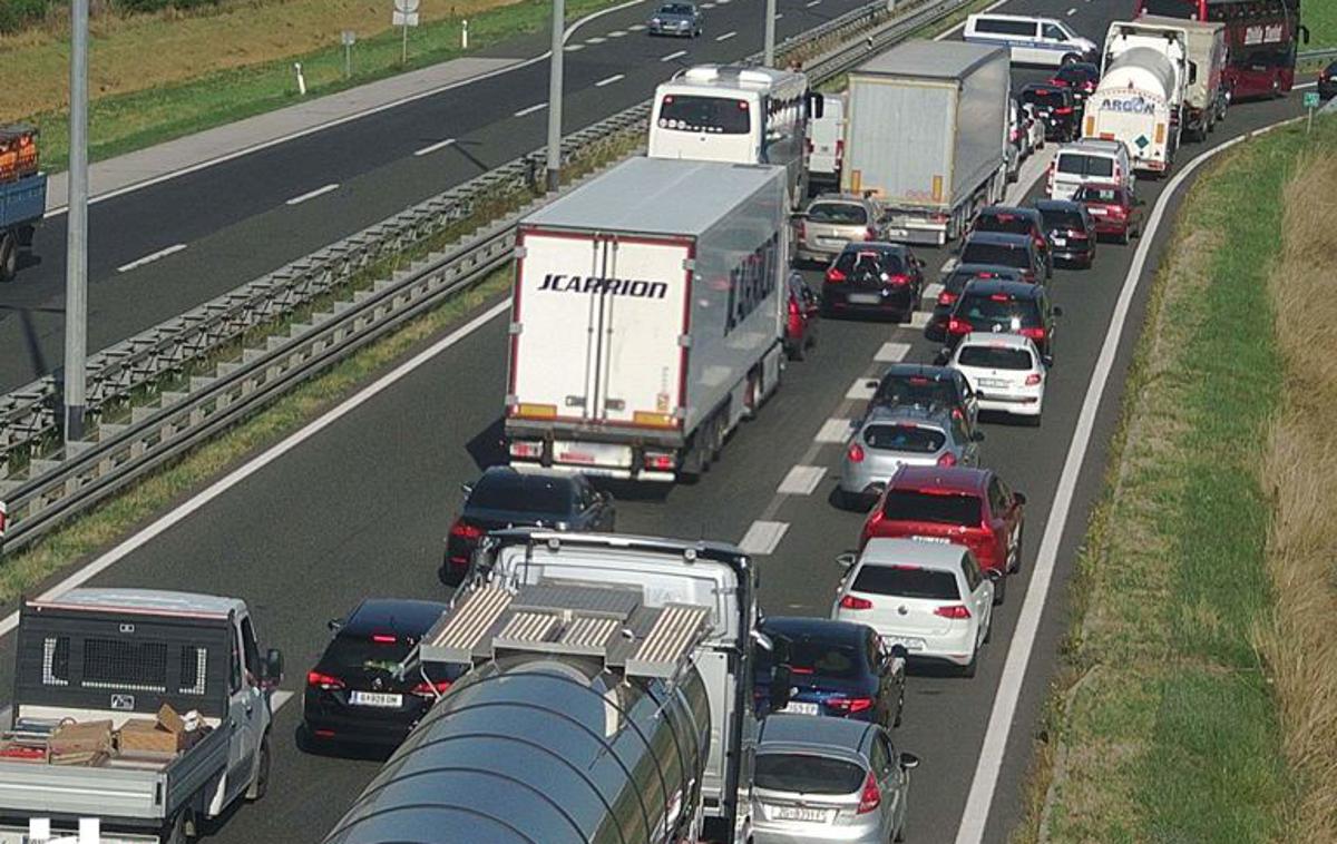prometna nesreča Hrvaška | Zaradi odstranjevanja posledic prometne nesreče na avtocesti A3 nastaja zastoj. | Foto Hrvatski autoklub (HAK)