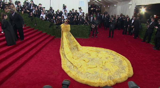 Rihanna v zlati obleki na prireditvi Met Gala v New Yorku leta 2015  | Foto: Planet TV/Vice
