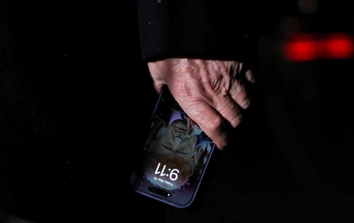 Donald Trump telefon | Gre za selfi, ki ga uporablja že nekaj časa – od leta 2023, ko so ga z istim zaslonom fotografirali med igranjem golfa. | Foto Reuters