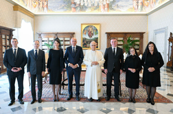 Premier Janša papežu izročil več daril #foto #video