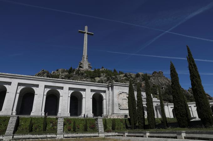 Španska vlada namerava mavzolej, v katerem ležijo Francovi posmrtni ostanki, spremeniti v spomenik žrtvam fašizma. | Foto: Reuters