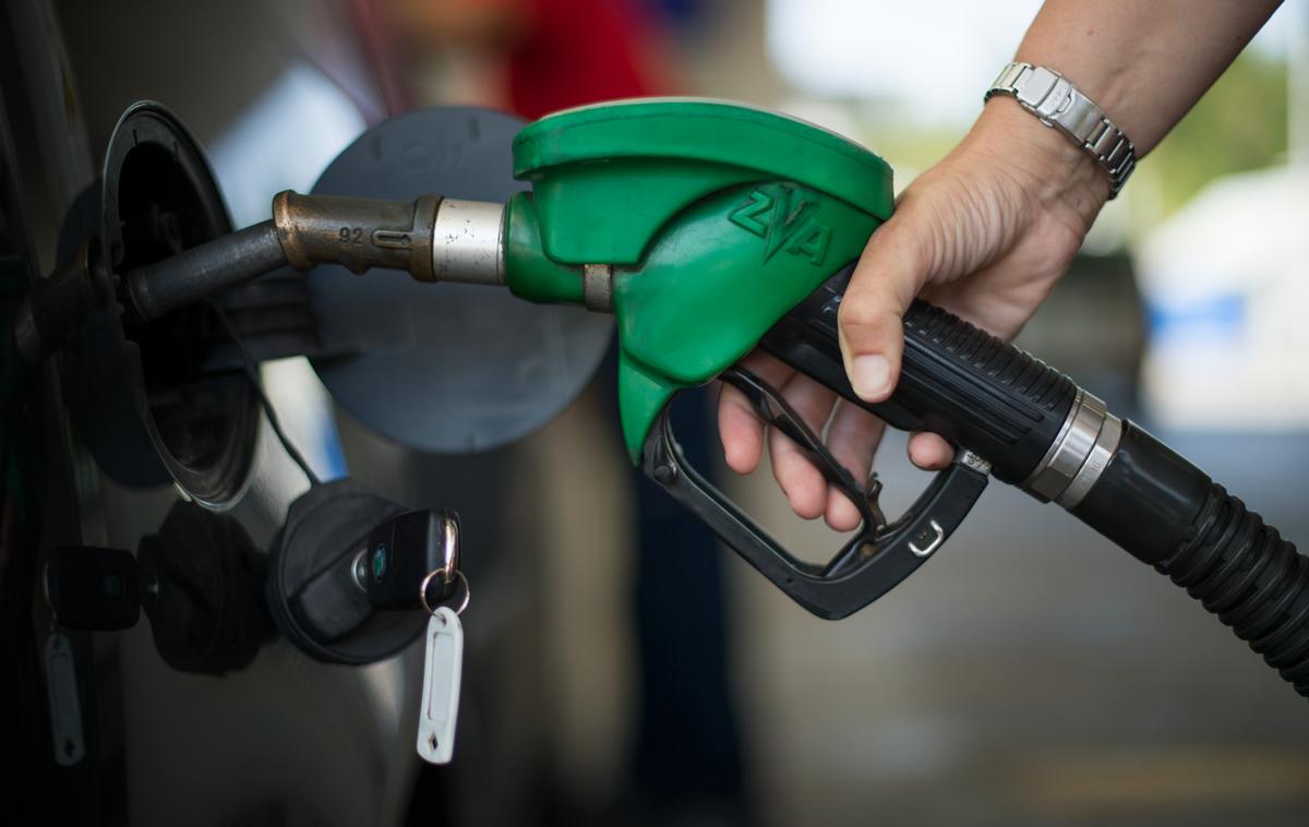 Bencinska črpalka, bencinski servis, bencin, tankanje | 95-oktanski bencin bo od polnoči cenejši za 4,3 centa, medtem ko se bo dizel pocenil za 7,1 centa na liter. | Foto Matej Leskovšek