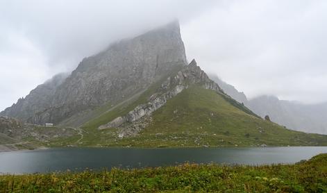 Pod mogočnimi vrhovi do najlepšega jezera v Karnijcih, Wolayer See #video