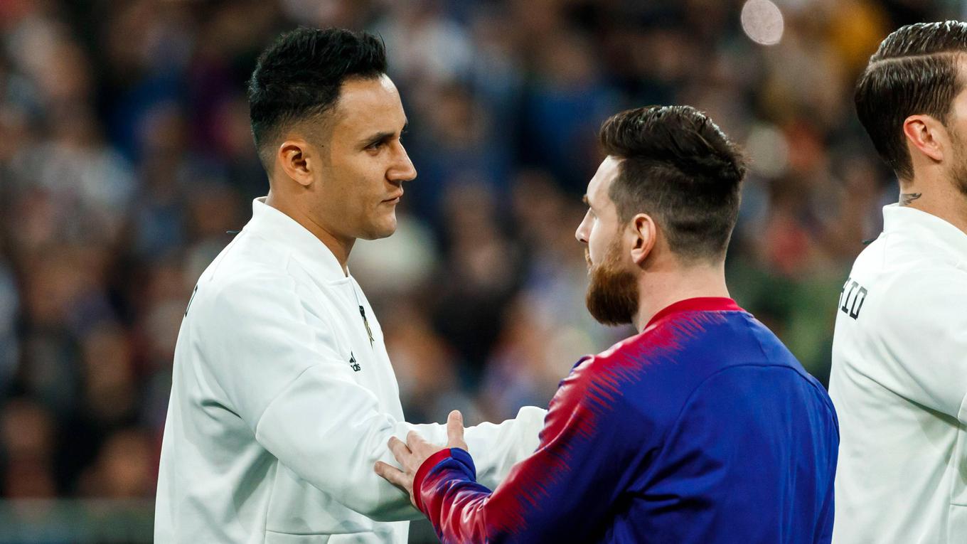 Foi assim que Keylor Navas (Real) e Lionel Messi (Barcelona) se cumprimentaram anos atrás em um dos clássicos da Espanha. | Foto de : Gulliverimage