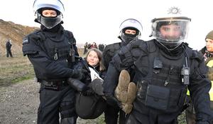 Greto Thunberg na silo odstranila policija