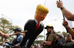 Trumpu se je uprlo več milijonov Američanov, medtem je igral golf #video