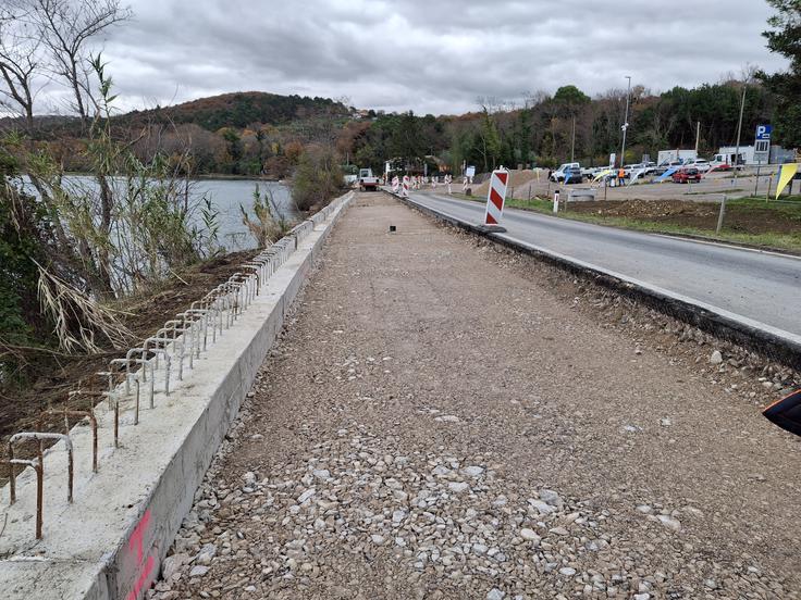 Na 1,2 kilometra dolgem odseku ceste v zavarovanem območju Krajinskega parka Debeli rtič sicer pod okriljem direkcije za infrastrukturo poteka sanacija splazelih brežin z ureditvijo odvodnjavanja. | Foto: Občina Ankaran