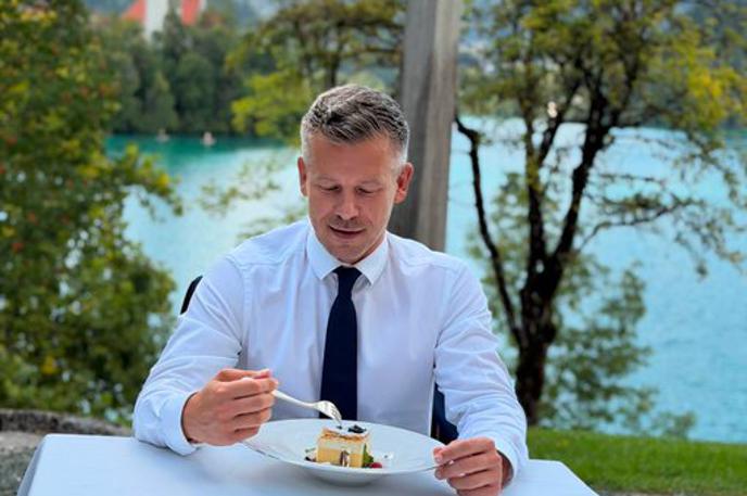 Peter Magyar | Madžarski premier Magyar ne skriva navdušenja nad tradicionalno blejsko kremno rezino. Fotografijo, na kateri si jo je privoščil, je delil tudi na družbenih omrežjih. | Foto X/Peter Magyar
