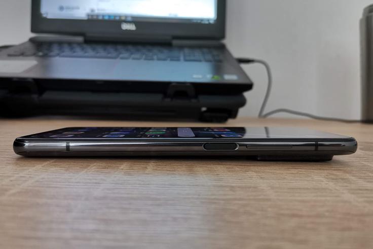 Eden od načinov, kako je Xiaomi "rezal" stroške, da je kupcem pametni telefon Mi 10T Pro 5G lahko ponudil po razmeroma ugodni ceni, je položaj čitalnika prstnih odtisov, ki počiva na vrhu stranskega gumba za vklop telefona in ne pod zaslonom, kot pri večini modelov višjega cenovnega razreda. Kot je razvidno s te fotografije, je izboklina kamere precej velika, zato je telefon v ležečem položaju vselej malce nagnjen. | Foto: Matic Tomšič
