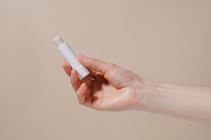 Vaš izbrani balzam za ustnice naj vsebuje tudi vlažilne sestavine. | Foto: Shutterstock