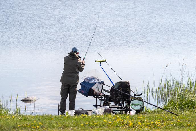 Incident na območju Grosuplja: fizično napadla ribiča, ga porinila v ribnik in pretepla