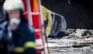 Trebnje: V garažah povsem zgorelo 16 avtomobilov, dve osebi poškodovani (video)