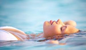Klor v bazenih škoduje vaši koži