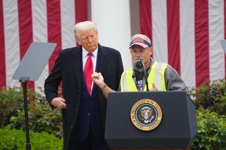 Če se je Trump po lanskih volitvah pogosto družil z najbogatejšim človekom na svetu Muskom, pa je bil to sredo poleg Trumpa na dan napovedi carin skoraj vsem državam na svetu (ta dan je Trump razglasil za dan osvoboditve) v glavni vlogi t. i. mali človek – avtomobilski delavec iz Michigana Brian Pannebecker, ki se je Trumpu zahvalil za carine. Dan osvoboditve je bil torej politični šov, ki naj bi Trumpu pomagal obdržati podporo delavskih volivcev iz držav t. i. zarjavelega pasu. Ti so mu tako leta 2016 kot leta 2024 pomagali priti v Belo hišo. | Foto: Guliverimage