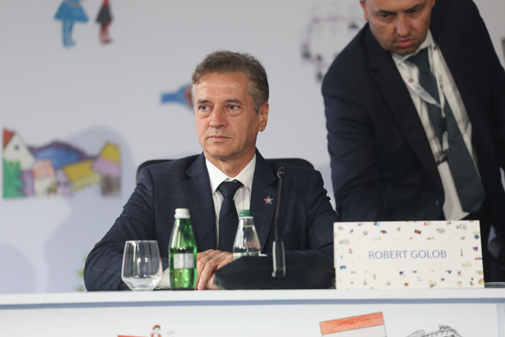 "Evropa se mora ustrezno odzvati – z več povezanosti in odprtosti. Le tako lahko ohrani svojo vlogo kot kontinent socialne blaginje in konkurenčnega gospodarstva," je v Tirani opozoril predsednik vlade Robert Golob. | Foto: Žan Kolman/KPV