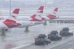 Kaos zaradi poledice: letališča zaprta, na cestah več prometnih nesreč #video