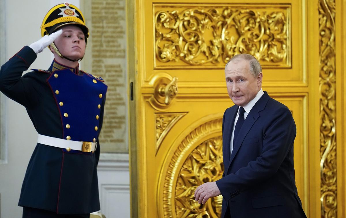 Vladimir Putin v Kremlju | Ruski predsednik Vladimir Putin spleta zavezništva z državami, kot so Kitajska, Severna Koreja ali Iran. Po drugi strani pa je sovražen Zahodu. Ta njegova politika je podobna politiki nekaterih ruskih knezov po uničenju Kijevske Rusije, kot sta bila Aleksander Nevski ali Ivan Kalita. | Foto Guliverimage