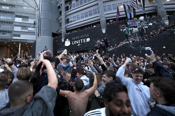 Manchester United | Navdušenje pred stadionom ob prodaji kluba Savdijcem. | Foto Reuters