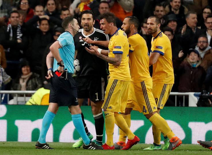 Če bo Buffon po koncu sezone končal kariero, bo v almanahih zapisano, da se je od lige prvakov poslovil z rdečim kartonom.  | Foto: Reuters