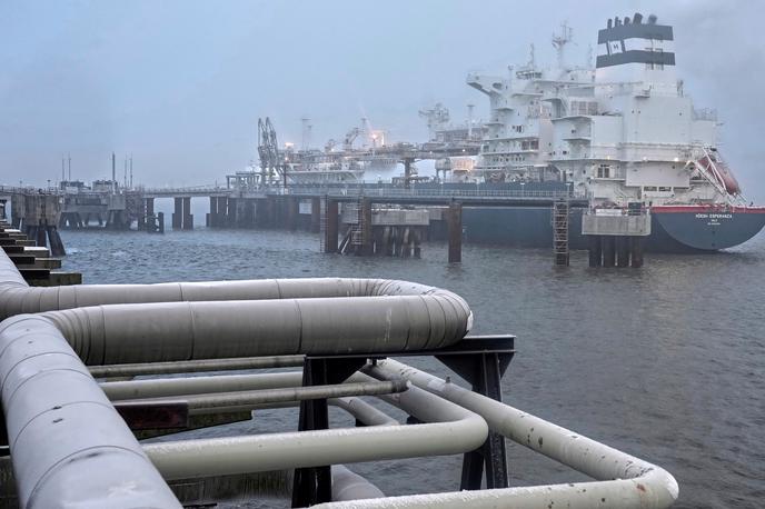 Plinski terminal | Ladja Hoegh Esperanza − plavajoča enota za shranjevanje in ponovno uplinjanje − se je danes zasidrala v pristanišču Wilhelmshaven ob nemški obali Severnega morja. | Foto Reuters
