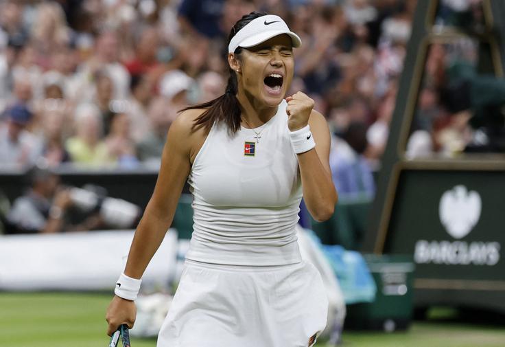 Emma Raducanu že dolgo ni igrala tako dobro, a je prednost v obeh nizih zapravila. | Foto: Reuters