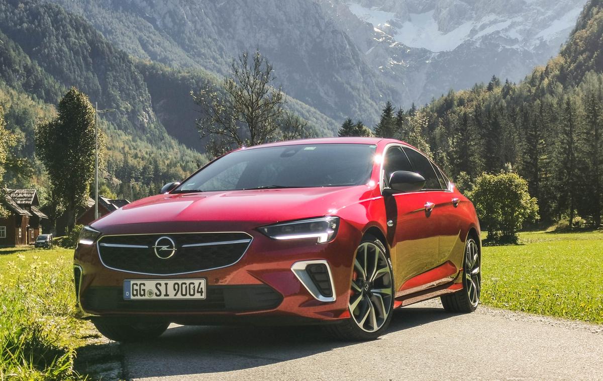 Opel insignia | Vizualne spremembe so omejene, drugačni so žarometi, maskla hladilnika in platišča. | Foto Gašper Pirman